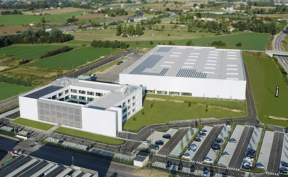 macron-sportshub-muenchen-sportbekleidung-teamwear-showroom-timeline-04